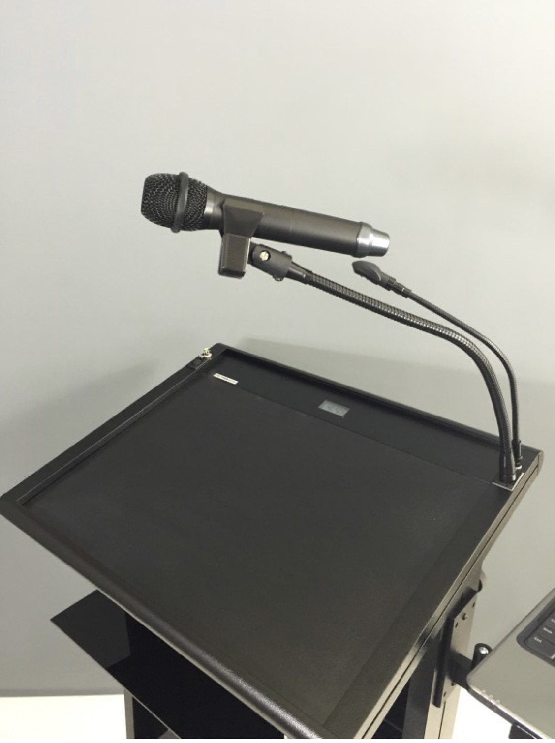 Flexible gooseneck microphone holder